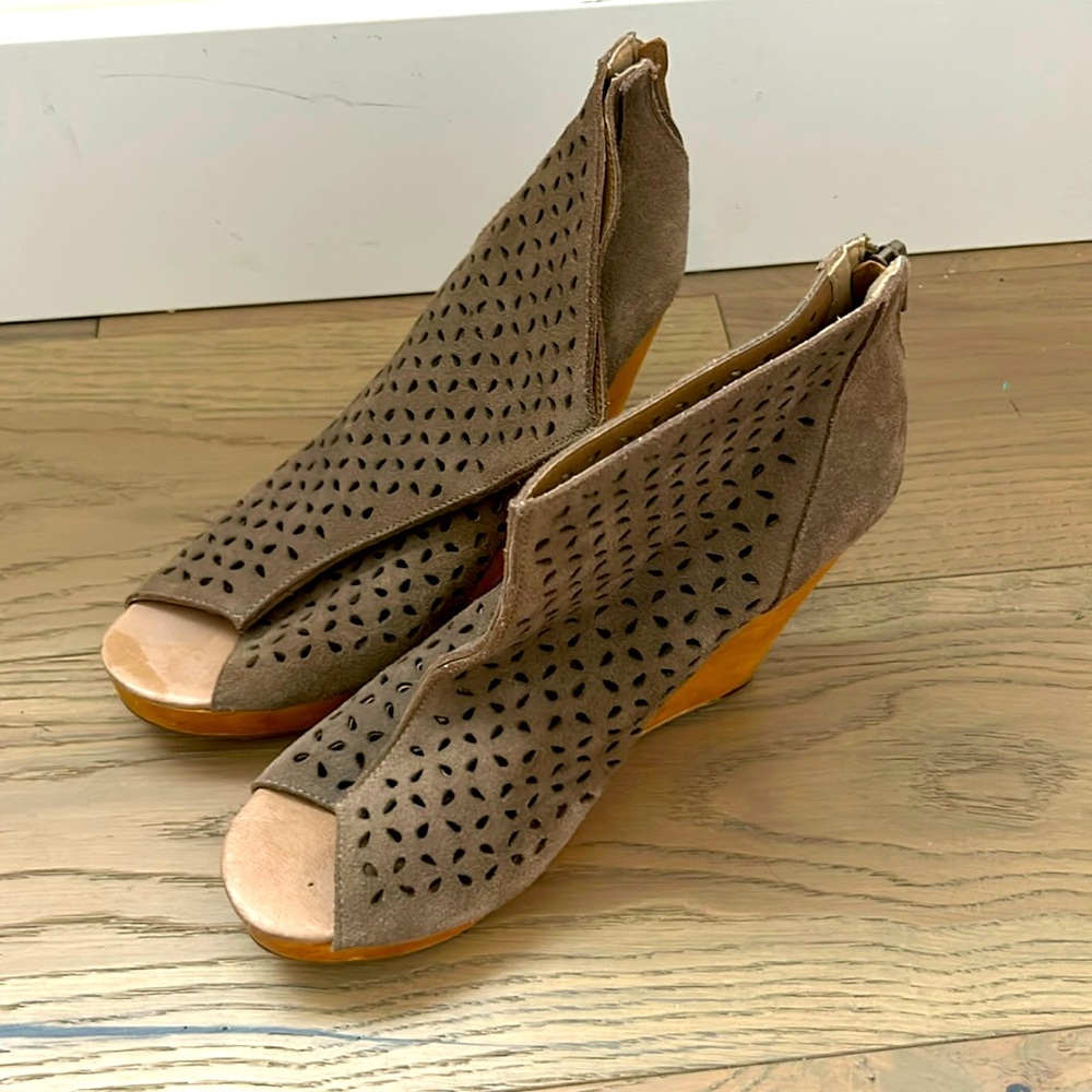 Vianni Collection wedge sandals